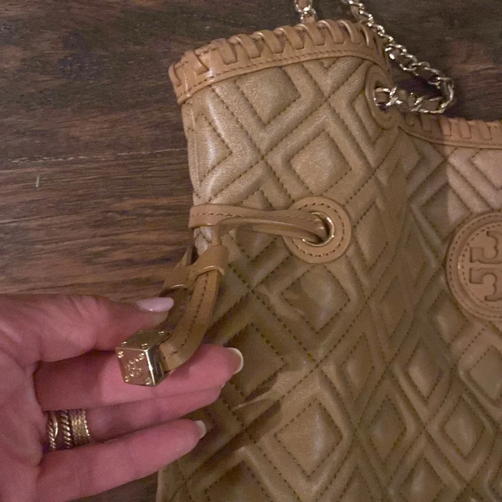 Tory Burch Tan Gold Quilted Shoulder Bag - Picture 3 of 11